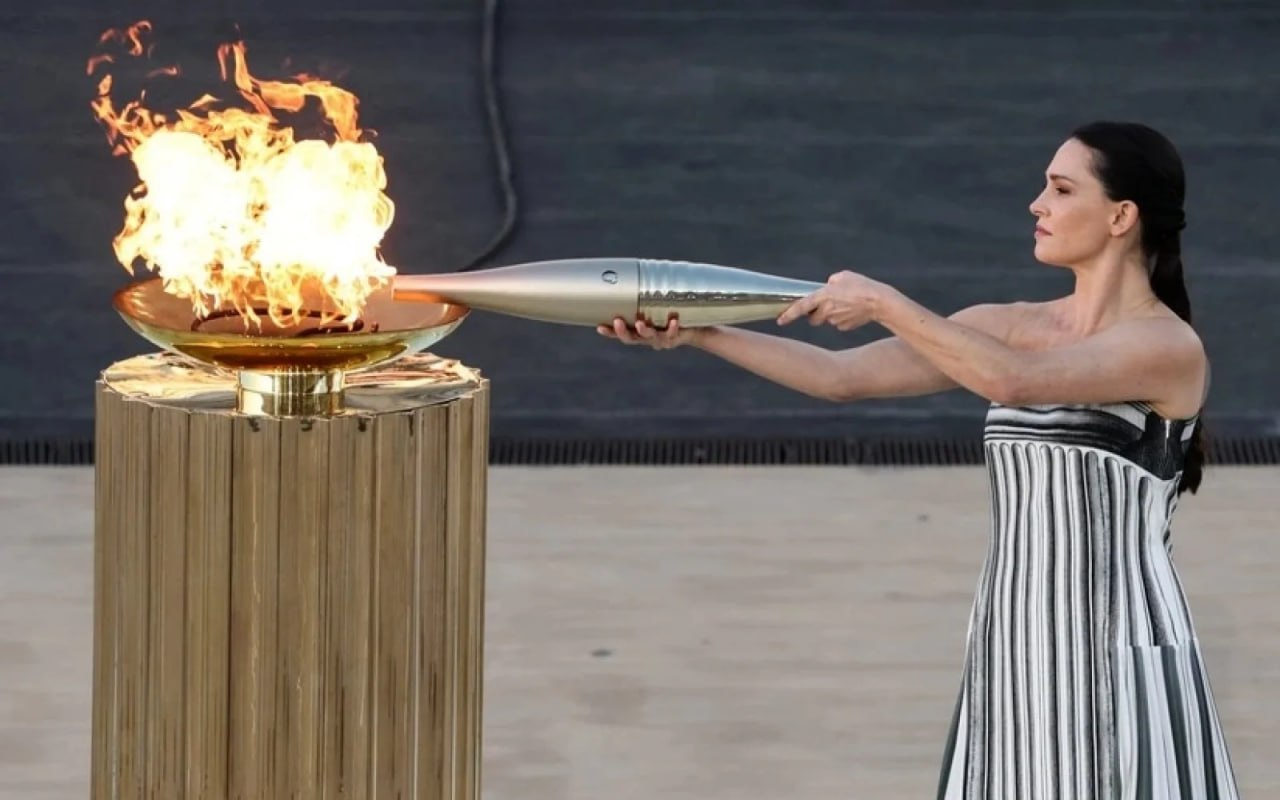 Olimpiya məşəli İtaliyaya belə təhvil verildi – VİDEO