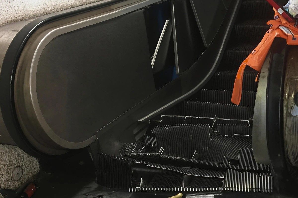 Bakıda yeraltı keçiddə eskalator QIRILDI: Xəsarət alanlar var Bakıda yeraltı keçiddə eskalator QIRILDI: Xəsarət alanlar var