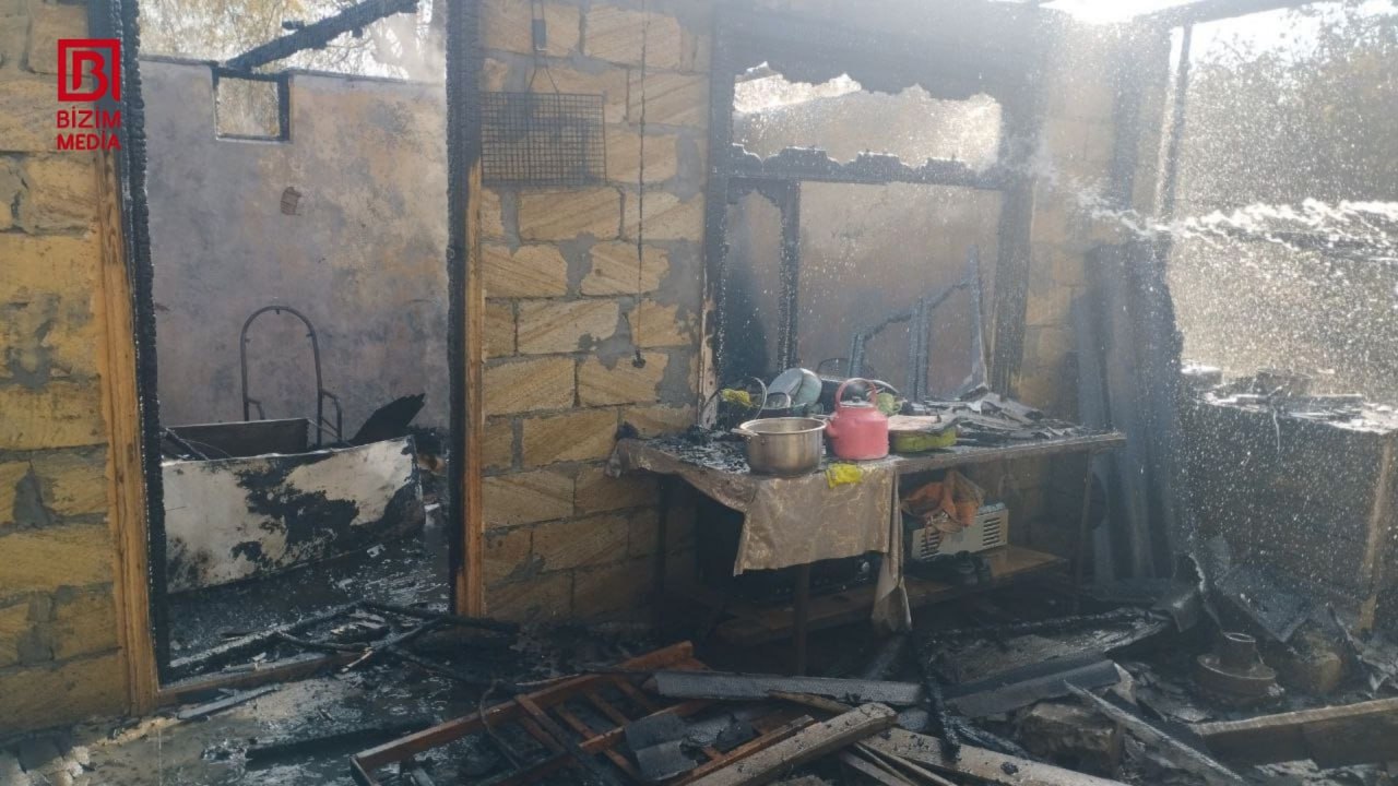 Kürdəmirdə ev yanaraq külə döndü – FOTO
