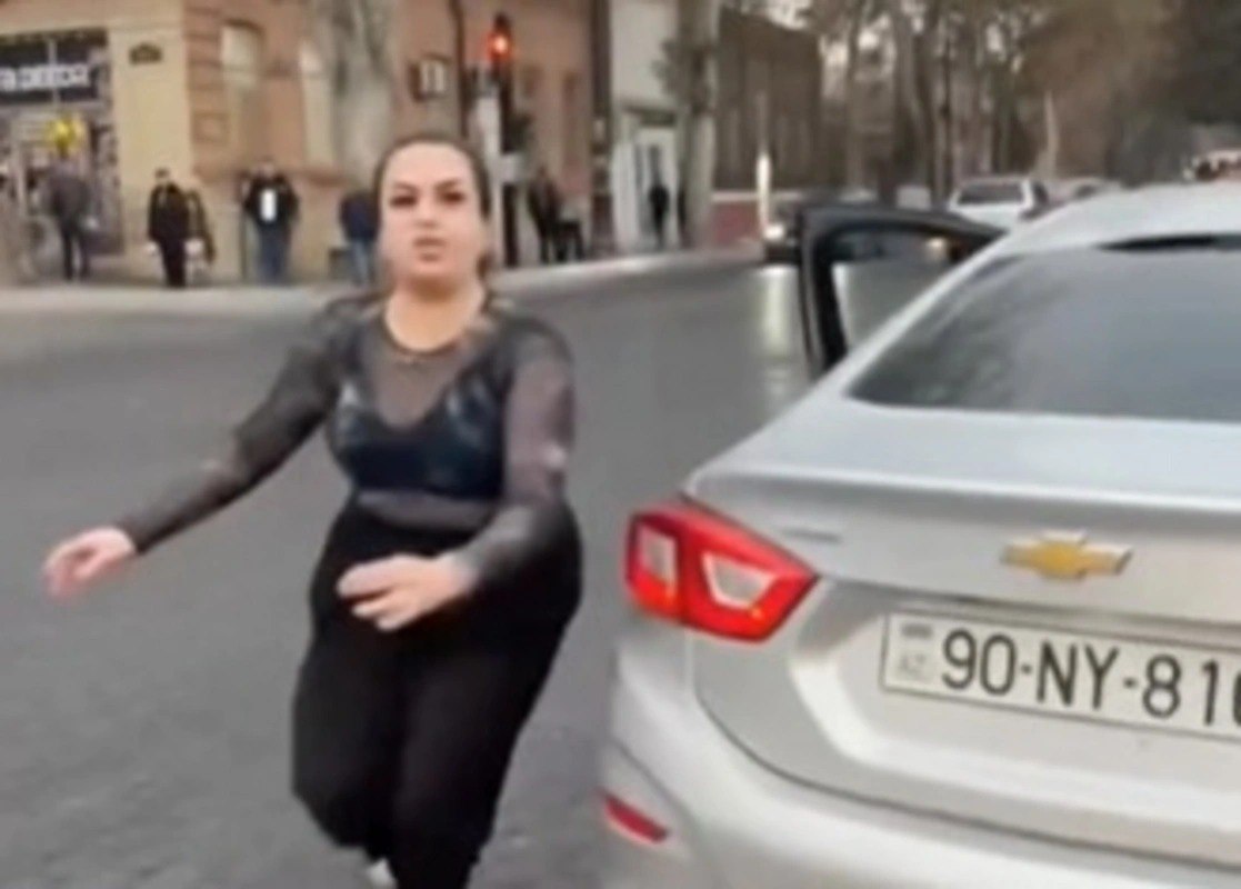 Gəncədə İNSİDENT: Qadın sürücü kuryerə hücum etdi - ANBAAN VİDEO