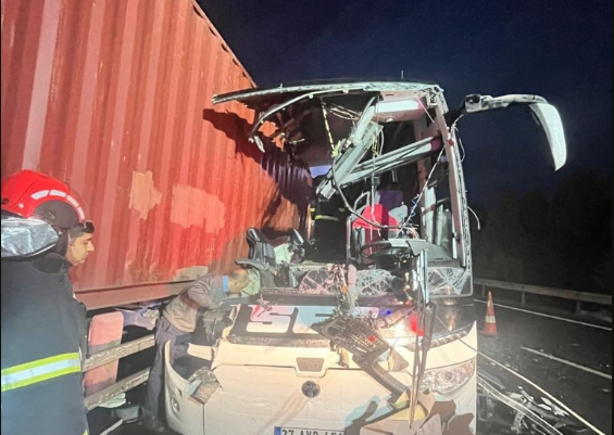Türkiyədə avtobus TIR-a ÇIRPILDI – Ölən və yaralananlar var – VİDEO