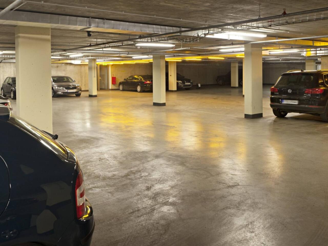 Bakıda hotelin qarajında iki maşın yandı Bakıda hotelin qarajında iki maşın yandı