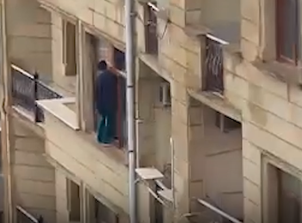 Hündürmərtəbəli binanın pəncərəsində HƏYƏCANLI ANLAR – VİDEO Hündürmərtəbəli binanın pəncərəsində HƏYƏCANLI ANLAR – VİDEO