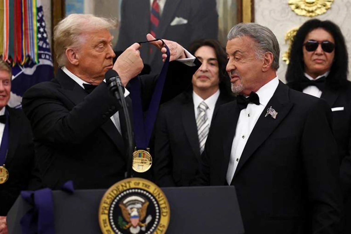 Tramp Silvestr Stalloneyə medal təqdim etdi - VİDEO