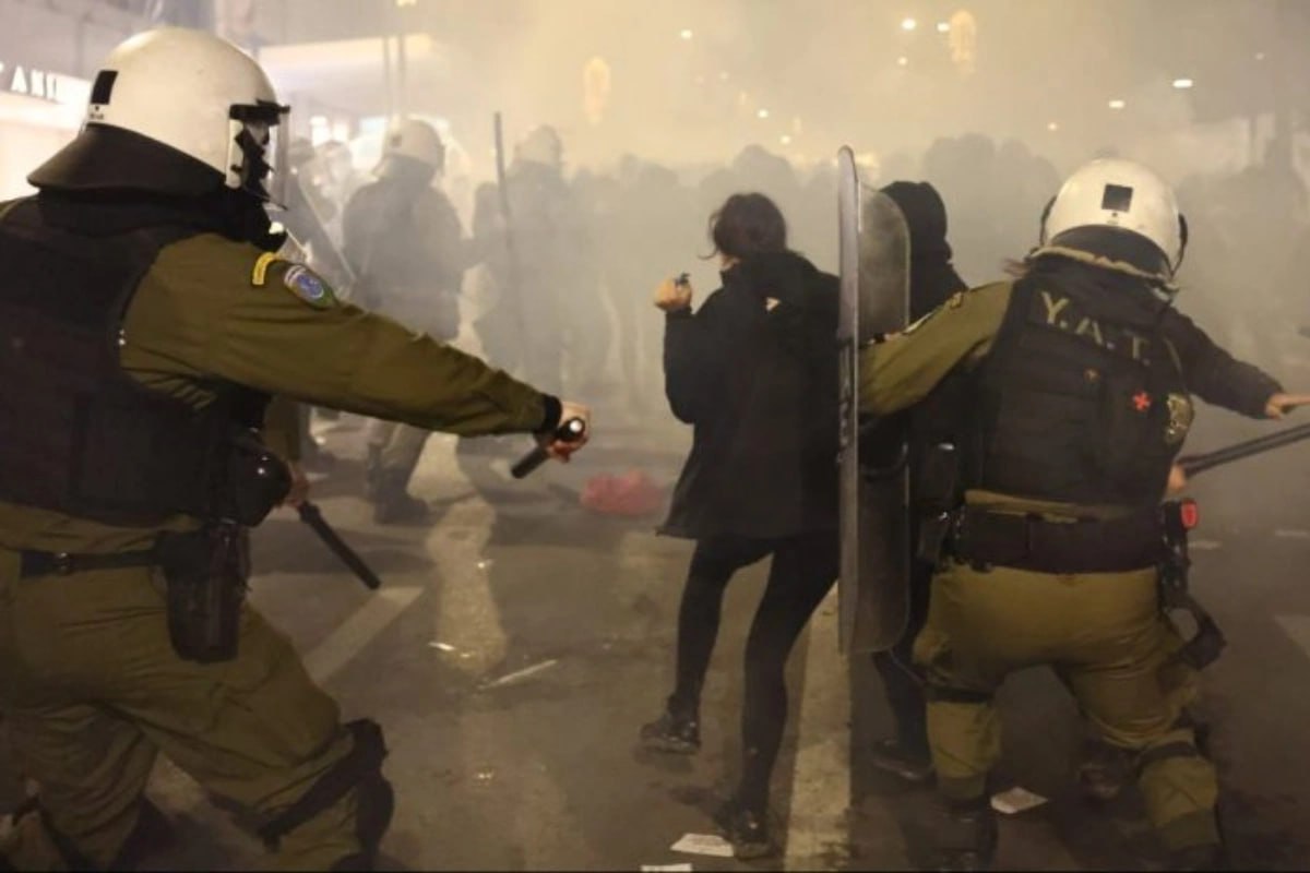 Afinada polislə etirazçılar arasında toqquşma: Onlarla insan saxlanıldı Afinada polislə etirazçılar arasında toqquşma: Onlarla insan saxlanıldı