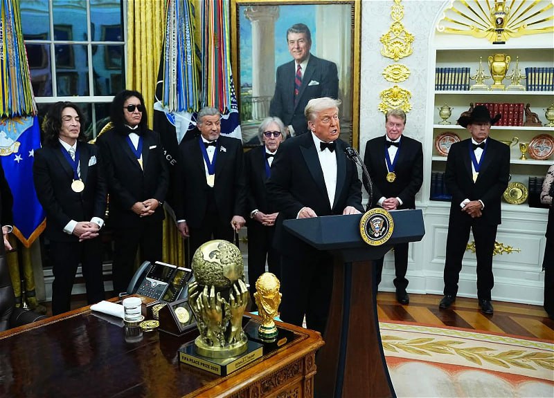 Trampa təqdim olunan heykəlciyin müəllifi: “Biz sübut etdik ki, Azərbaycan xalqı sülhpərvərdir” - FOTO Trampa təqdim olunan heykəlciyin müəllifi: “Biz sübut etdik ki, Azərbaycan xalqı sülhpərvərdir” - FOTO