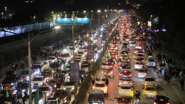 Suriyalılar Bəşər Əsədin devrilməsini belə qeyd etdilər - FOTO Suriyalılar Bəşər Əsədin devrilməsini belə qeyd etdilər - FOTO