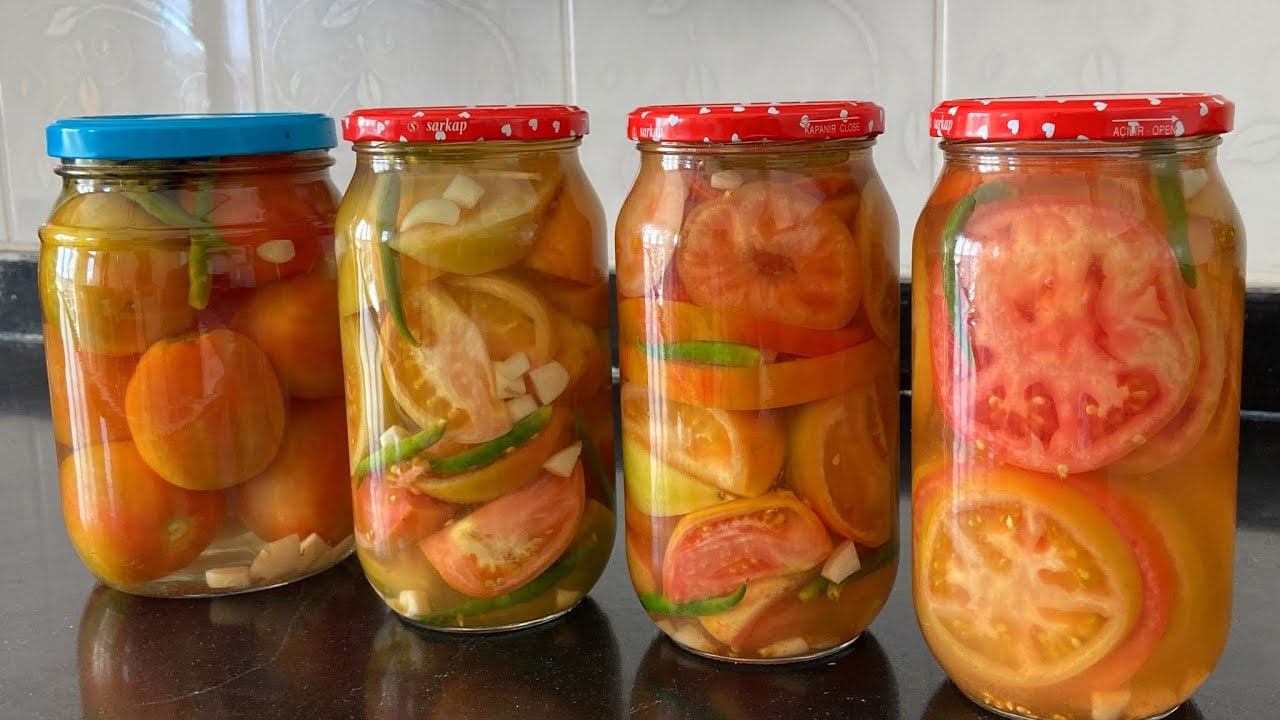 Bərdədə bir ailənin 4 üzvü pomidor turşusundan zəhərləndi Bərdədə bir ailənin 4 üzvü pomidor turşusundan zəhərləndi