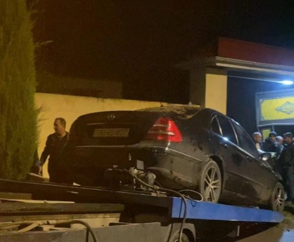 Ağcabədidə avtomobil darvazaya çırpıldı - Ölən var - FOTO Ağcabədidə avtomobil darvazaya çırpıldı - Ölən var - FOTO