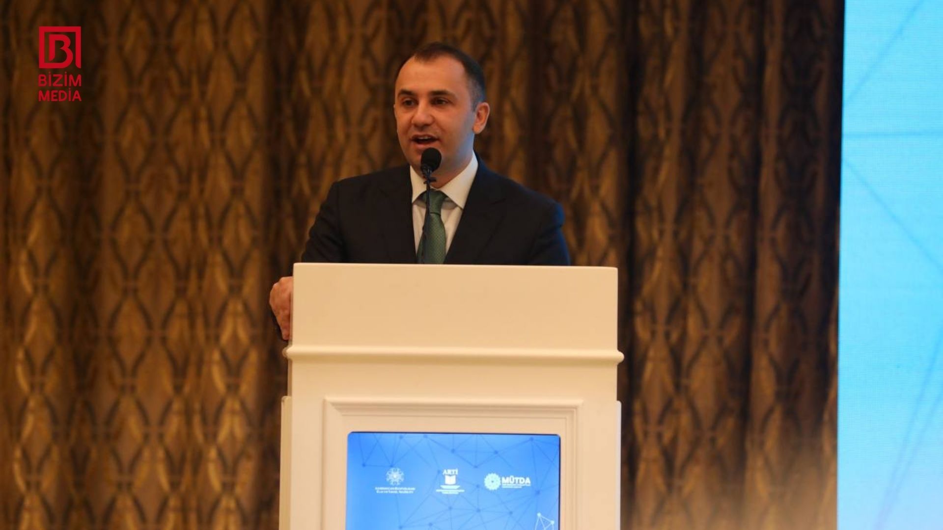 “3600-dən çox məktəb yenidən tikilib” – Nazir müavini