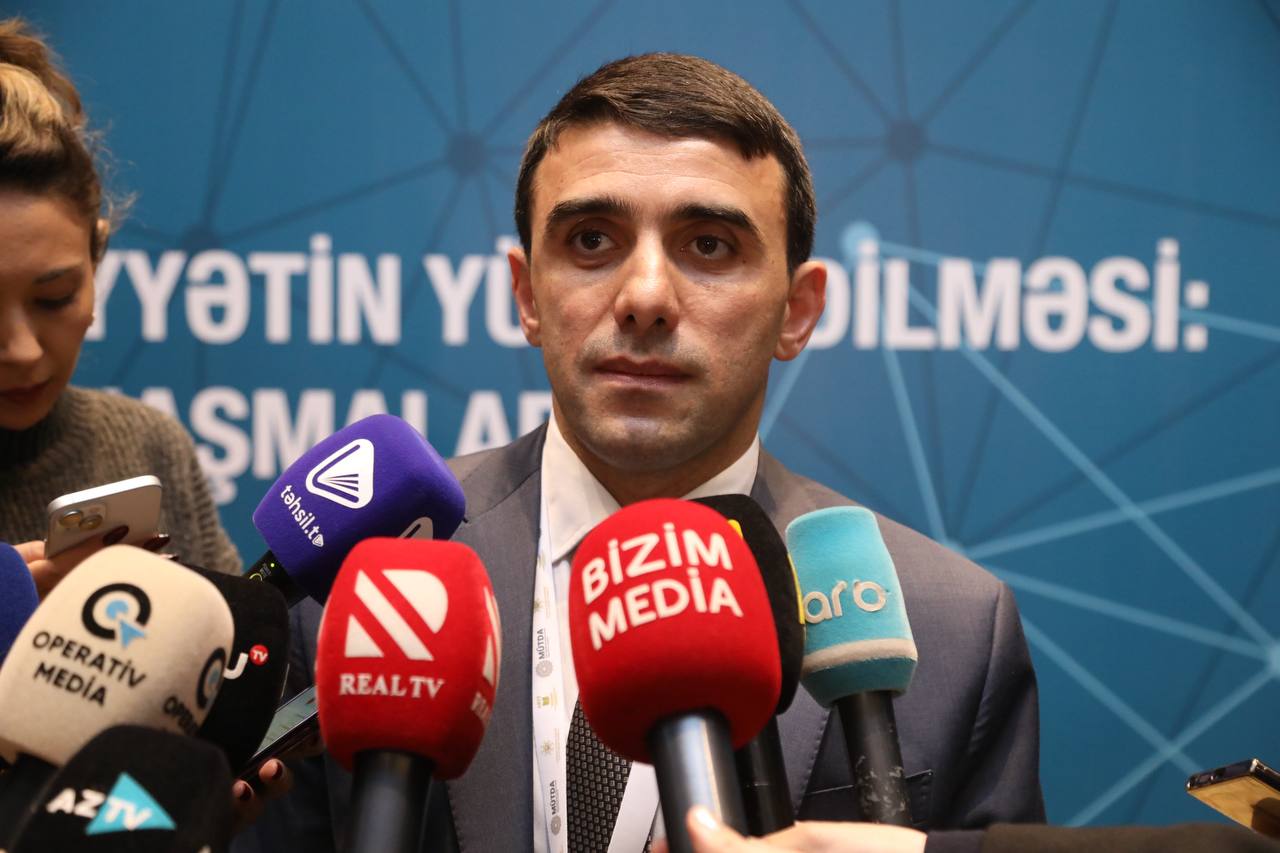 “Əvvəlki dövrlərdə zəif olan məktəblərdə müəyyən irəliləyiş var” – Elnur Əliyev
