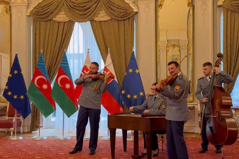 İlham Əliyevlə Robert Fitsonun görüşündə "Qurban olum Azərbaycan" mahnısı İFA EDİLDİ – VİDEO İlham Əliyevlə Robert Fitsonun görüşündə "Qurban olum Azərbaycan" mahnısı İFA EDİLDİ – VİDEO