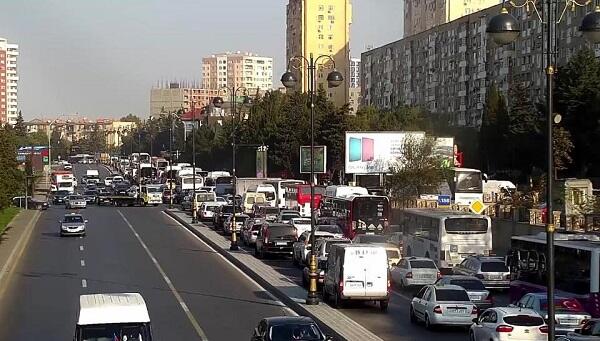 Yol Polisi tıxacı belə aradan qaldırdı – VİDEO