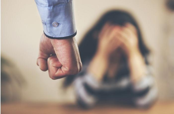 Müstəntiqin yanında arvadını öldürmək istədi – DETALLAR Müstəntiqin yanında arvadını öldürmək istədi – DETALLAR