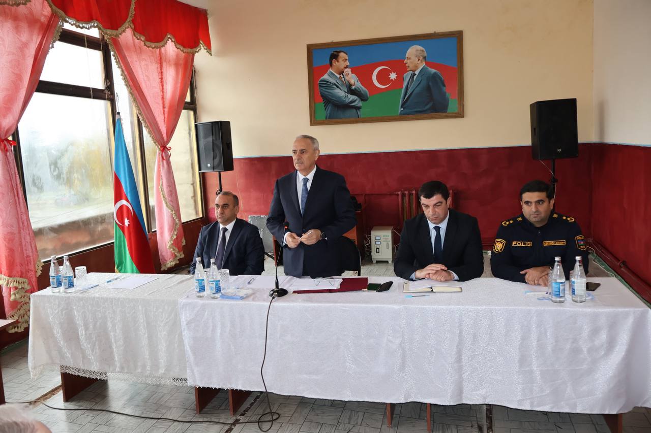 Şirvanlı sakinləri kənd yolları ilə bağlı problemləri rayon rəhbərinə çatdırdılar - FOTO Şirvanlı sakinləri kənd yolları ilə bağlı problemləri rayon rəhbərinə çatdırdılar - FOTO