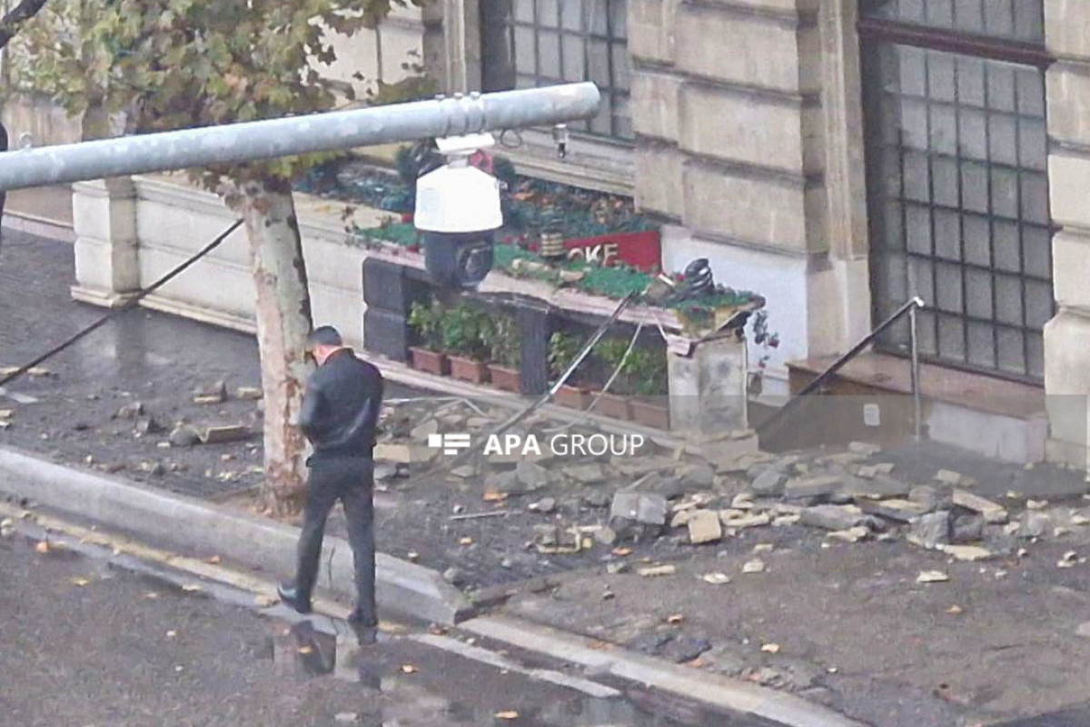 Bakının mərkəzində eyvan UÇDU: Xəsarət alan var – FOTO/VİDEO Bakının mərkəzində eyvan UÇDU: Xəsarət alan var – FOTO/VİDEO