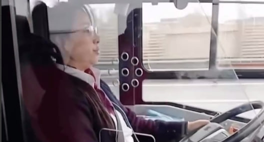 “BakuBus”un qadın sürücüsünün yüksək səslə mahnı dinlədiyi iddialarına RƏSMİ CAVAB – VİDEO