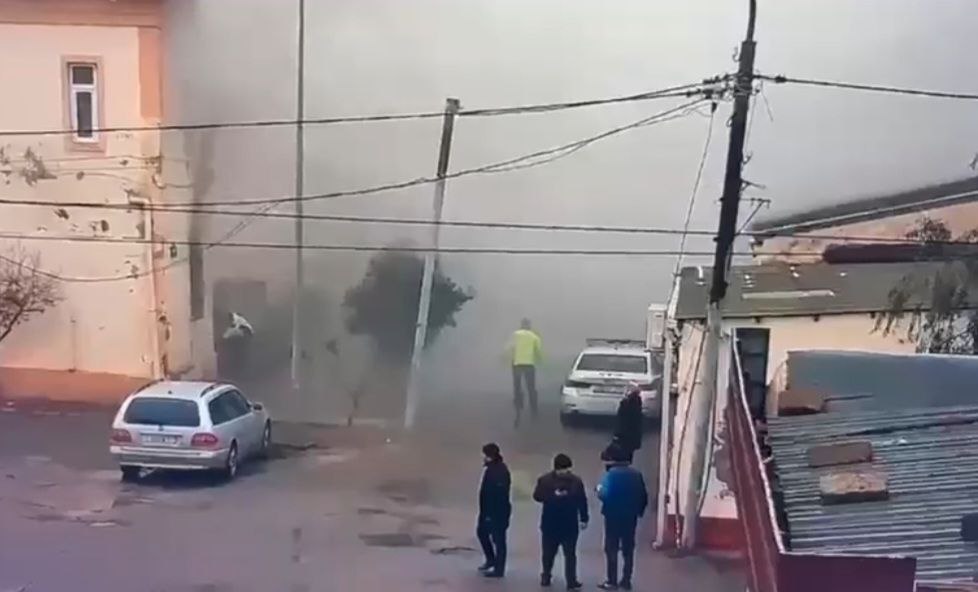 Bakıda yanğın zamanı çarəsiz qalan qadın belə xilas edildi - ANBAAN VİDEO Bakıda yanğın zamanı çarəsiz qalan qadın belə xilas edildi - ANBAAN VİDEO