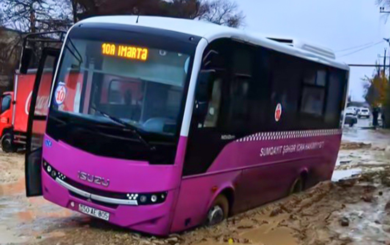 Sumqayıtda avtobus palçıqlı yolda batdı – VİDEO Sumqayıtda avtobus palçıqlı yolda batdı – VİDEO