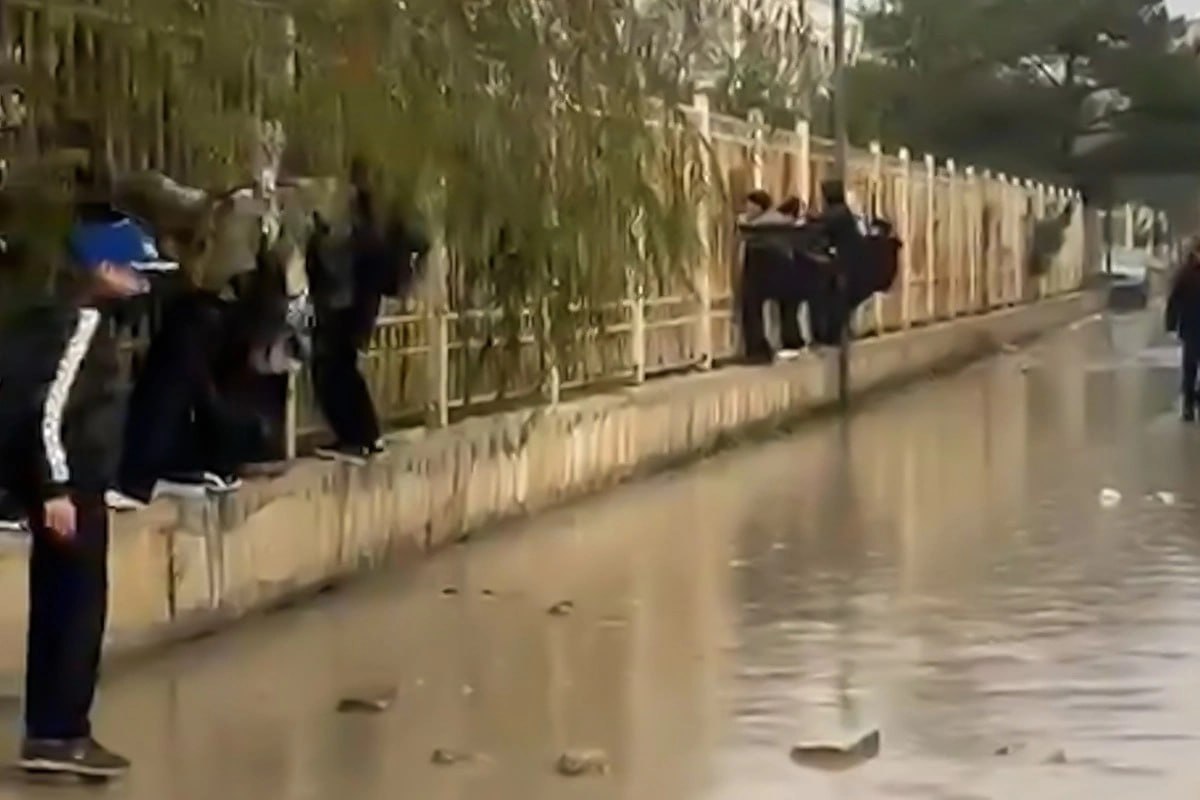 71 nömrəli orta məktəbin qarşısı gölməçəyə çevrildi - VİDEO 71 nömrəli orta məktəbin qarşısı gölməçəyə çevrildi - VİDEO