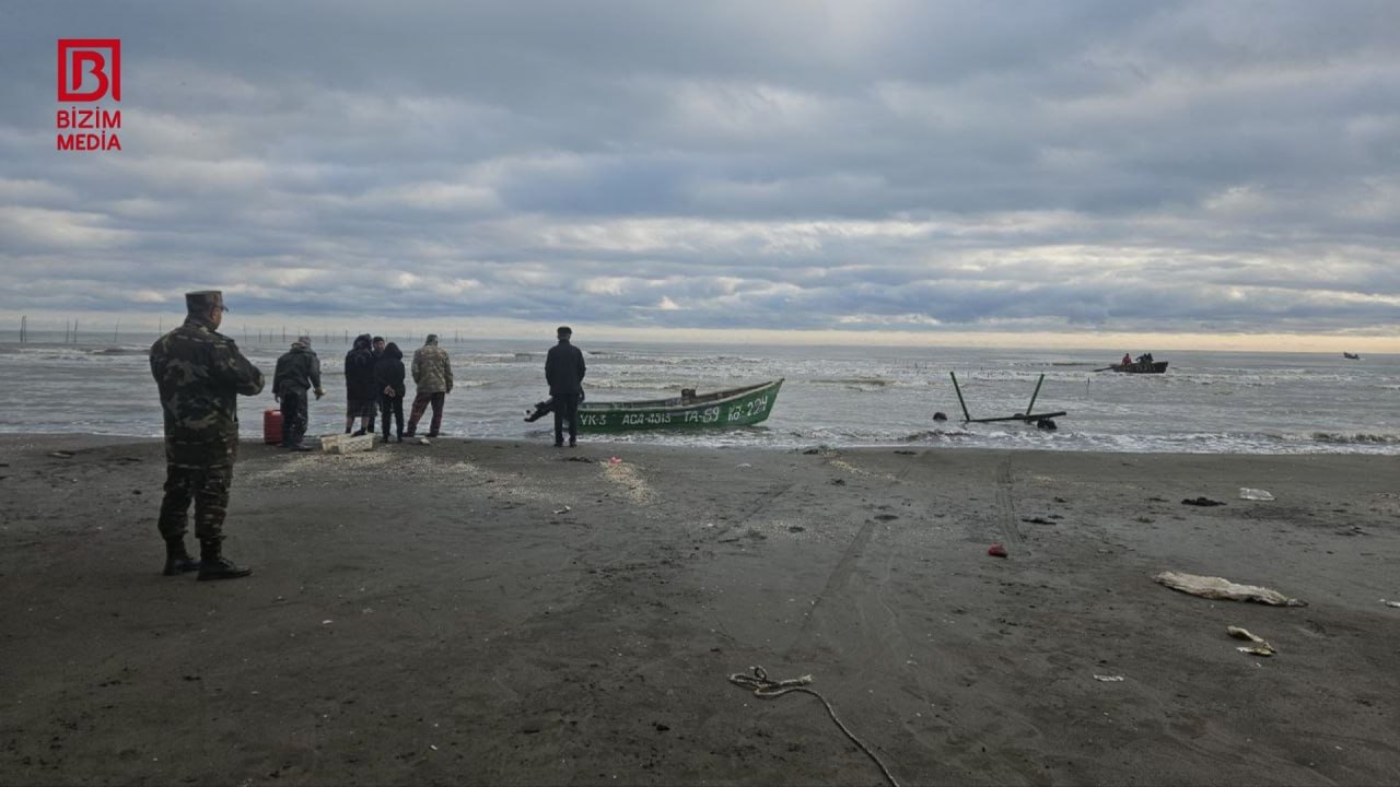 Astarada itkin düşən balıqçıların axtarışına helikopter cəlb olundu – VİDEO Astarada itkin düşən balıqçıların axtarışına helikopter cəlb olundu – VİDEO
