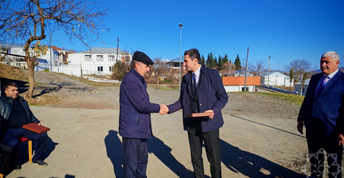 Badara və Ballıca kəndlərinə qayıdan ailələrə evlərinin açarları təqdim olundu – FOTO Badara və Ballıca kəndlərinə qayıdan ailələrə evlərinin açarları təqdim olundu – FOTO