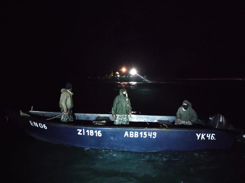 Xəzərdə köməksiz qalan balıqçılar belə xilas edildi – FOTO/VİDEO Xəzərdə köməksiz qalan balıqçılar belə xilas edildi – FOTO/VİDEO