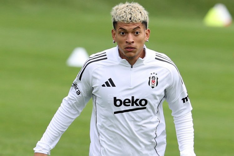 Kolumbiyali futbolçu “Beşiktaş”a QAYIDIR