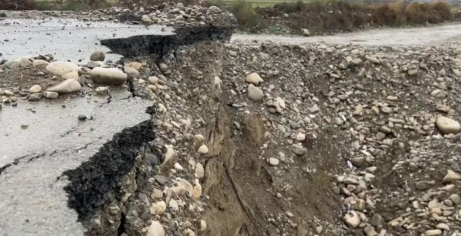 Ağsuda çay daşdı, üç kəndi rayon mərkəzinə bağlayan yolda təhlükəli vəziyyət yarandı – VİDEO Ağsuda çay daşdı, üç kəndi rayon mərkəzinə bağlayan yolda təhlükəli vəziyyət yarandı – VİDEO