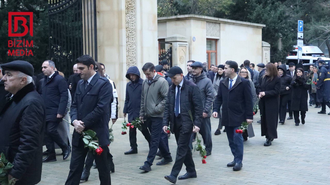 Vətəndaşlar Ulu Öndərin xatirəsini anmaq üçün Fəxri xiyabana axın edir – FOTO/VİDEO Vətəndaşlar Ulu Öndərin xatirəsini anmaq üçün Fəxri xiyabana axın edir – FOTO/VİDEO