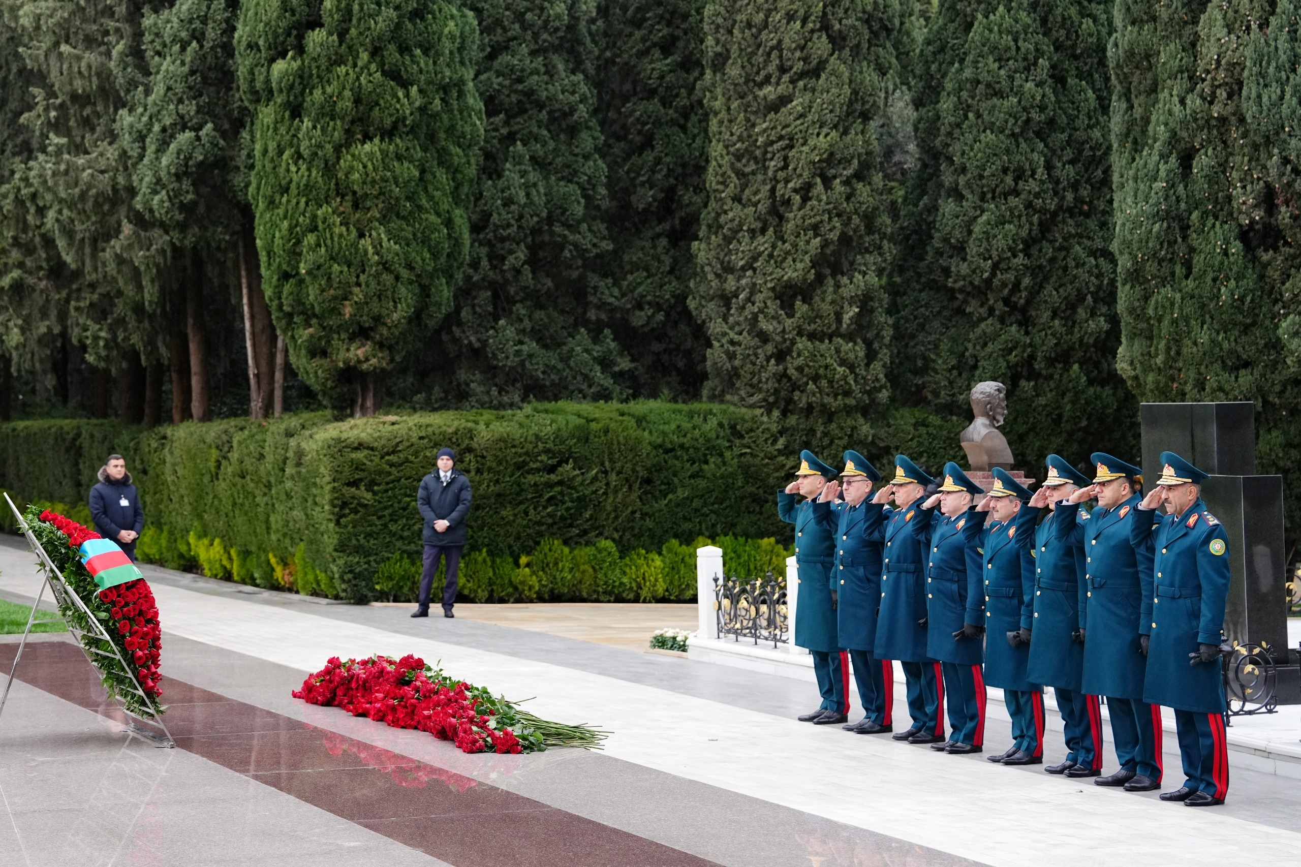 DSX-nın rəhbər heyəti və hərbi qulluqçuları Fəxri xiyabanı zayərət etdi - FOTO DSX-nın rəhbər heyəti və hərbi qulluqçuları Fəxri xiyabanı zayərət etdi - FOTO