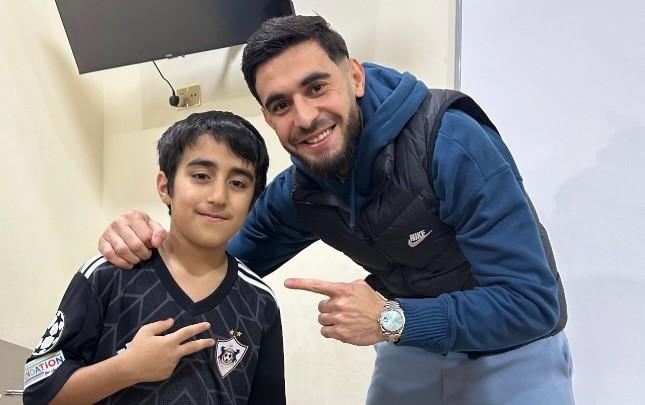 Elvin gündəm olan o uşağı ziyarət etdi - VİDEO Elvin gündəm olan o uşağı ziyarət etdi - VİDEO