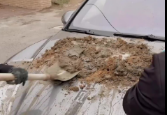 Bakıda "Porsche"nin üstündə beton qarışdırdılar - VİDEO