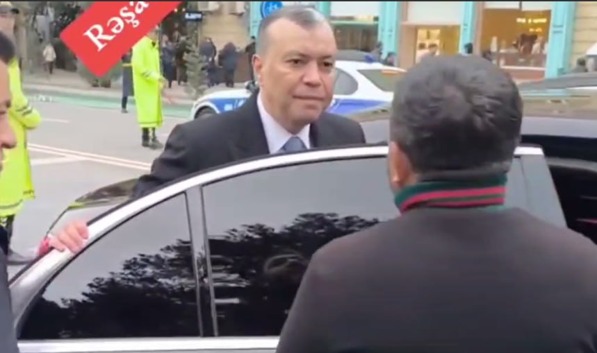 Sahil Babayev ona yaxınlaşan vətəndaşlara bunu dedi - VİDEO Sahil Babayev ona yaxınlaşan vətəndaşlara bunu dedi - VİDEO