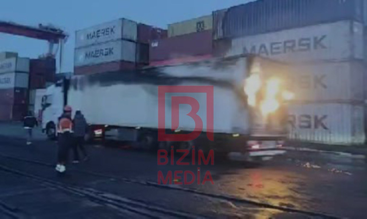 Odessada PUA hücumuna məruz qalan Türkiyə gəmisindən yük maşınları belə çıxarıldı – ANBAAN VİDEO Odessada PUA hücumuna məruz qalan Türkiyə gəmisindən yük maşınları belə çıxarıldı – ANBAAN VİDEO