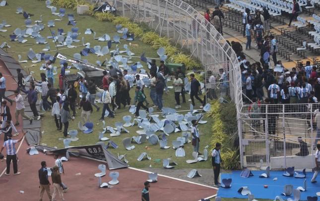 Hindistandakı azarkeşlər Messi ilə görüşə görə qəzəbləndilər - VİDEO Hindistandakı azarkeşlər Messi ilə görüşə görə qəzəbləndilər - VİDEO