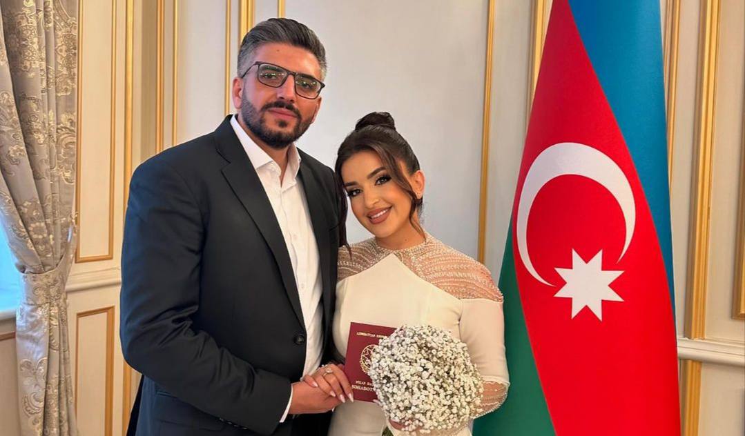 Övladı doğulan kimi ona mahnı oxudu - VİDEO Övladı doğulan kimi ona mahnı oxudu - VİDEO