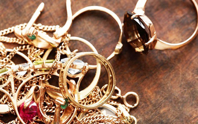 Beyləqanda gəlin qayınatasının evindən qızılları OĞURLADI: "Elə bildim mənimdi" Beyləqanda gəlin qayınatasının evindən qızılları OĞURLADI: "Elə bildim mənimdi"