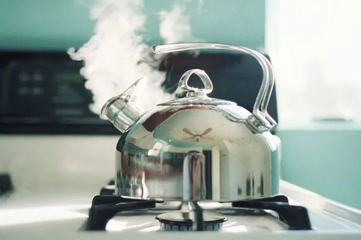 Astarada gəlin qayınanası və baldızını qaynar çayla YANDIRDI Astarada gəlin qayınanası və baldızını qaynar çayla YANDIRDI