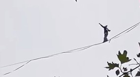 Nəfəs kəsən GÖRÜNTÜ: Qadın hündürlükdə ip üzərində… - VİDEO Nəfəs kəsən GÖRÜNTÜ: Qadın hündürlükdə ip üzərində… - VİDEO