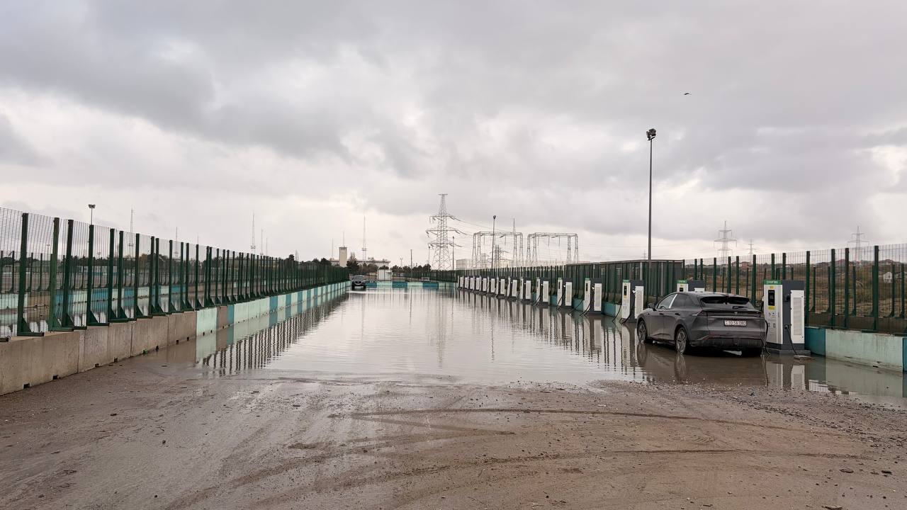 Bu ərazidə elektrodoldurma məntəqəsi hələ də su altındadır Bu ərazidə elektrodoldurma məntəqəsi hələ də su altındadır