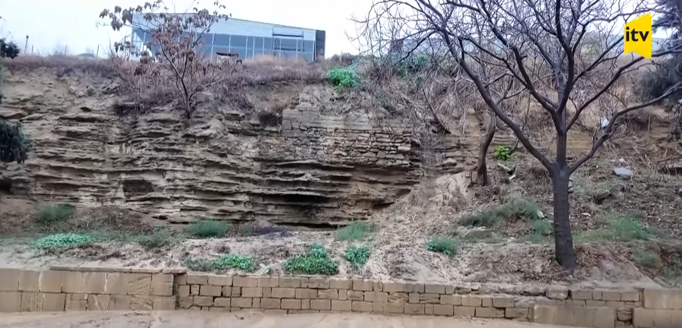 Bakının mərkəzində TƏHLÜKƏ: Yağışın fəsadları... - VİDEO Bakının mərkəzində TƏHLÜKƏ: Yağışın fəsadları... - VİDEO