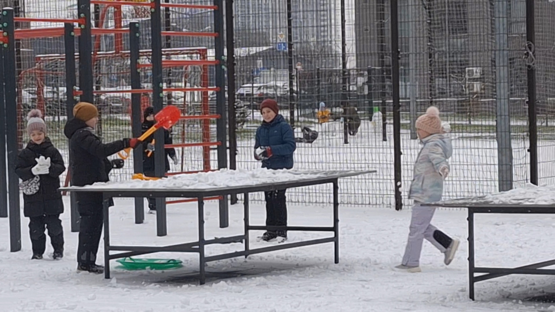 Kiyevdə müharibənin acısını unutduran ilk qar – FOTO Kiyevdə müharibənin acısını unutduran ilk qar – FOTO
