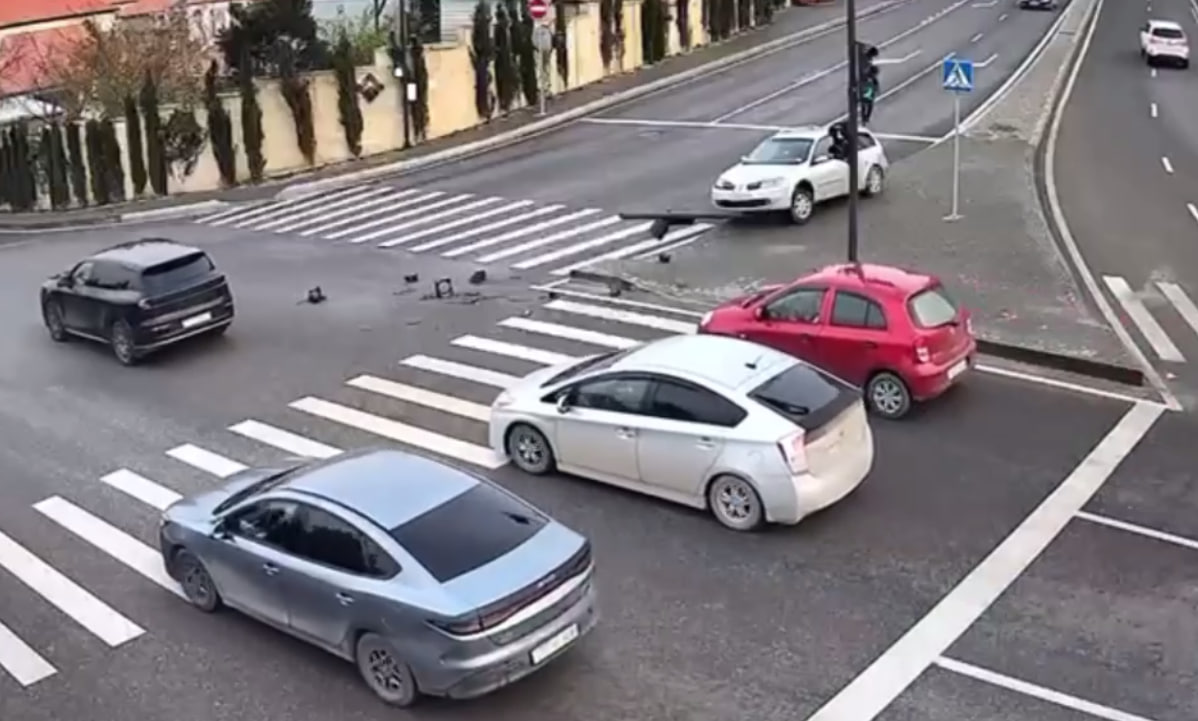 Bakıda park edilmiş avtomobil içərisində sərnişin ola-ola hərəkət edib qəza törətdi – ANBAAN VİDEO Bakıda park edilmiş avtomobil içərisində sərnişin ola-ola hərəkət edib qəza törətdi – ANBAAN VİDEO