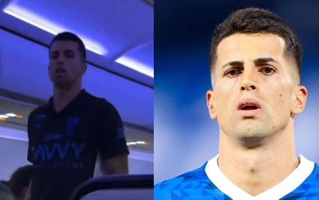 Tanınmış futbolçu təyyarədə kobudluq etdi - VİDEO Tanınmış futbolçu təyyarədə kobudluq etdi - VİDEO