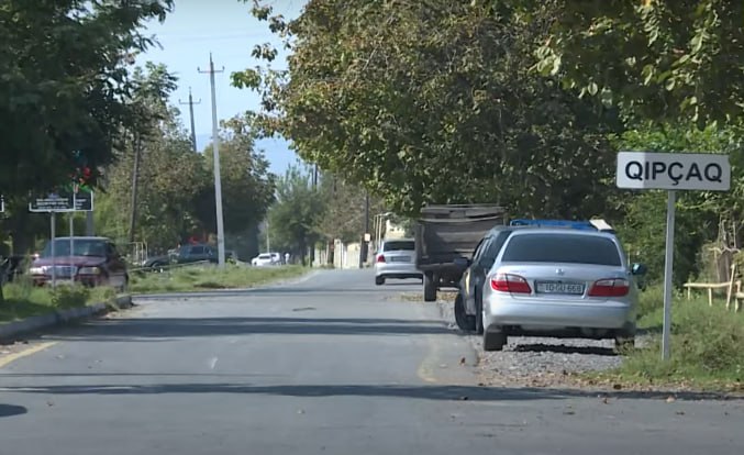 Qaxda maşın aşdı, 2 nəfər xəsarət aldı