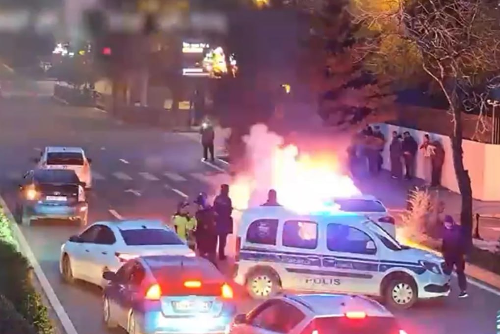 Bakıda yanan avtomobil belə söndürüldü – ANBAAN VİDEO Bakıda yanan avtomobil belə söndürüldü – ANBAAN VİDEO