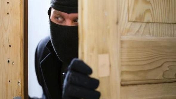 Bakıda evdən 12 min manatlıq OĞURLUQ Bakıda evdən 12 min manatlıq OĞURLUQ