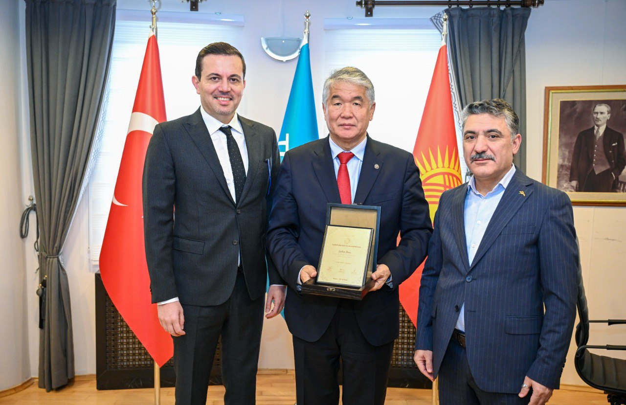 TÜRKSOY-un baş katibinə "Turan bilgəsi" nominasiyası təqdim edildi TÜRKSOY-un baş katibinə "Turan bilgəsi" nominasiyası təqdim edildi