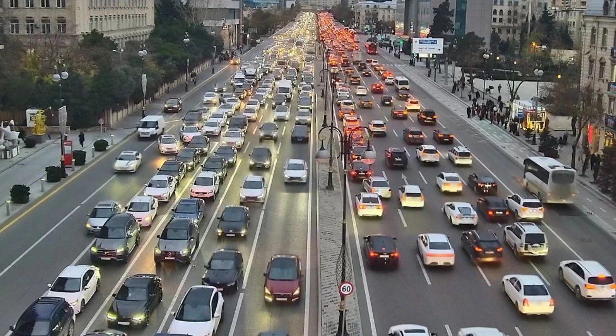 Paytaxtın bəzi yollarında sıxlıq var - FOTO Paytaxtın bəzi yollarında sıxlıq var - FOTO